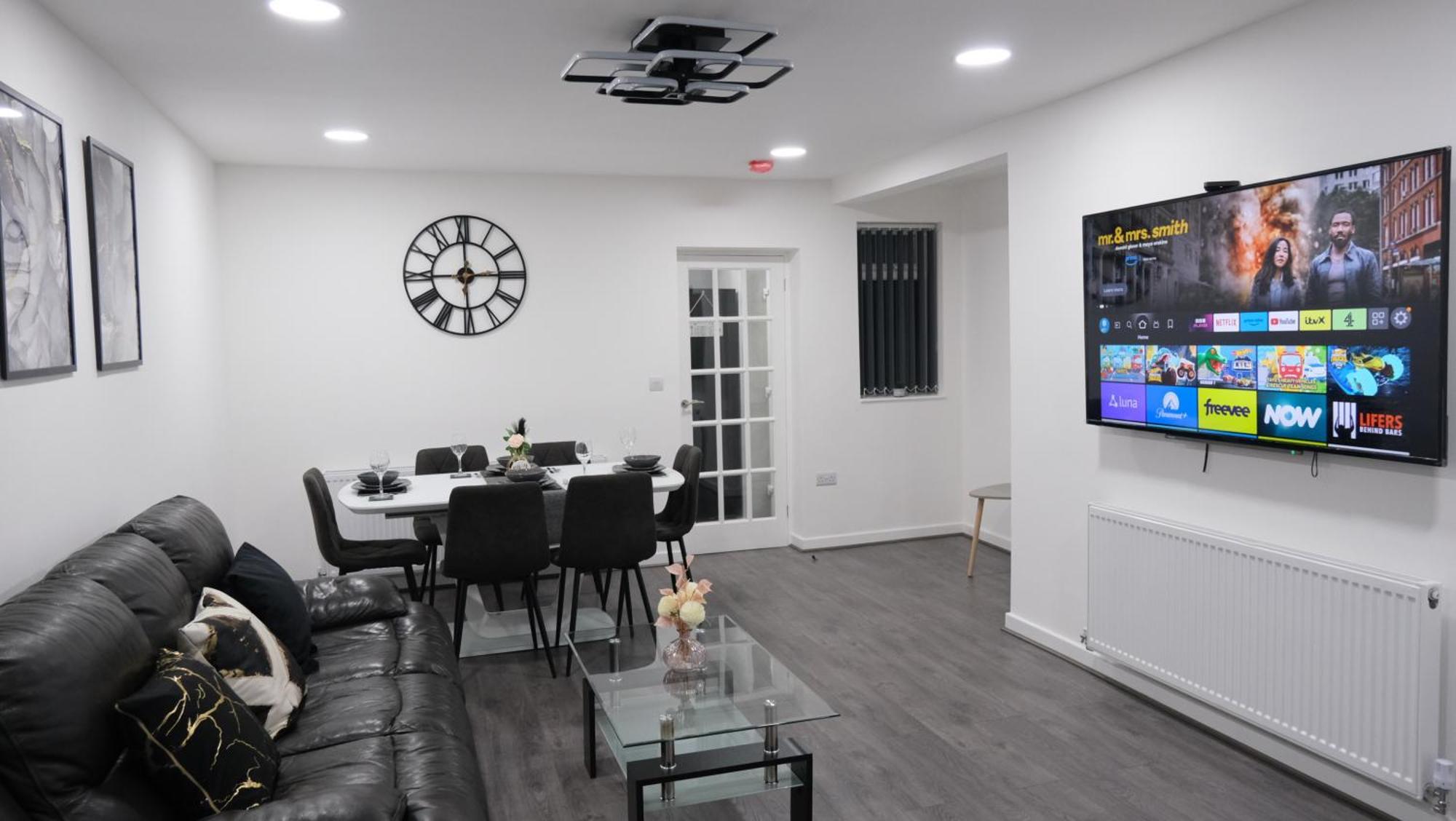 Casa de Férias Etihcity - 3 Bedroom Semi - Free Parking Near Etihad Stadium, Tourist Attractions, Centre, Transport And Motorway Links Next To Mcdonald's - Sky N Netflix Manchester