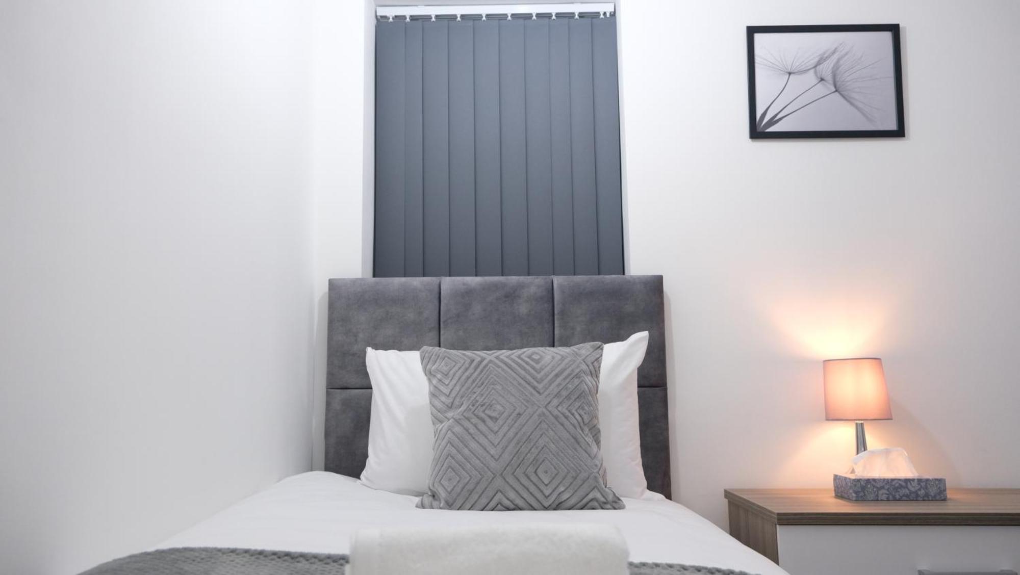Casa de Férias Etihcity - 3 Bedroom Semi - Free Parking Near Etihad Stadium, Tourist Attractions, Centre, Transport And Motorway Links Next To Mcdonald's - Sky N Netflix