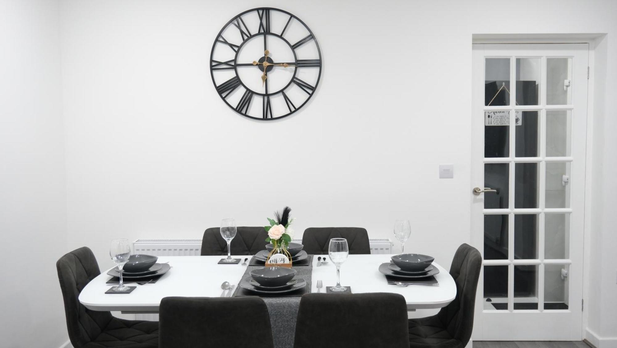 Casa de Férias Etihcity - 3 Bedroom Semi - Free Parking Near Etihad Stadium, Tourist Attractions, Centre, Transport And Motorway Links Next To Mcdonald's - Sky N Netflix