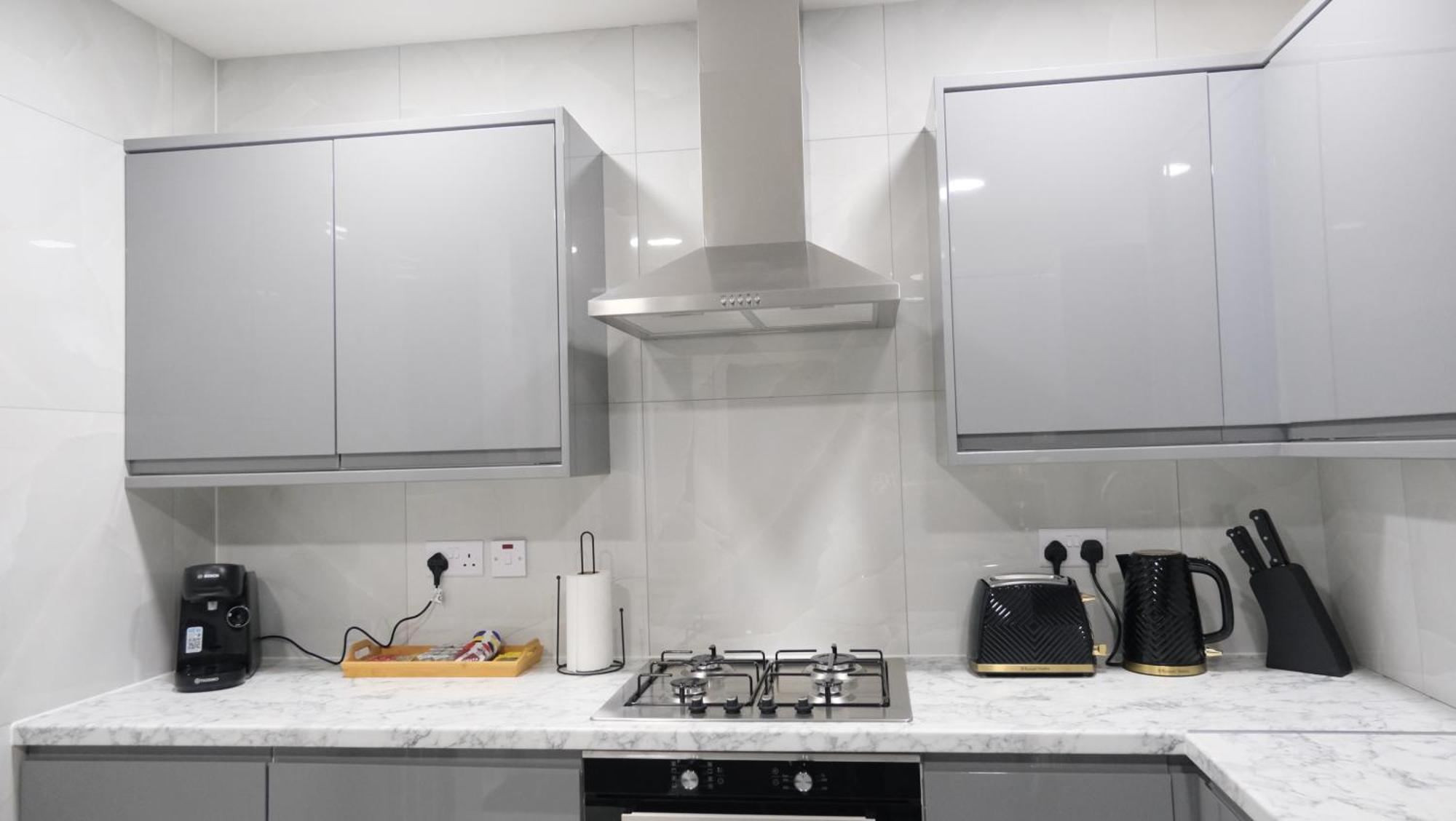 Casa de Férias Etihcity - 3 Bedroom Semi - Free Parking Near Etihad Stadium, Tourist Attractions, Centre, Transport And Motorway Links Next To Mcdonald's - Sky N Netflix
