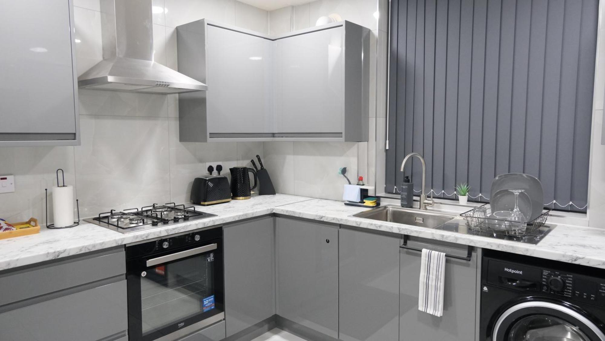 Casa de Férias Etihcity - 3 Bedroom Semi - Free Parking Near Etihad Stadium, Tourist Attractions, Centre, Transport And Motorway Links Next To Mcdonald's - Sky N Netflix