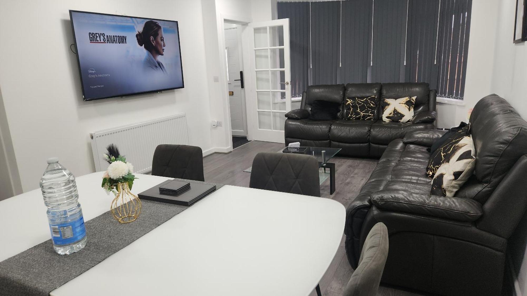 Casa de Férias Etihcity - 3 Bedroom Semi - Free Parking Near Etihad Stadium, Tourist Attractions, Centre, Transport And Motorway Links Next To Mcdonald's - Sky N Netflix